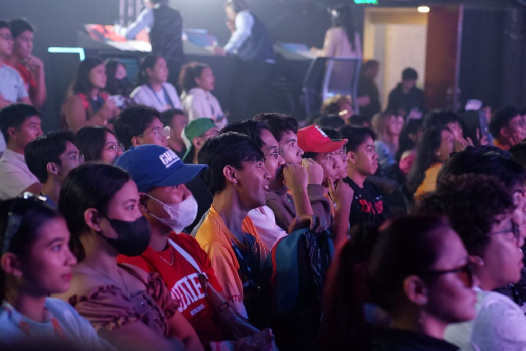 莉莉丝又把外国人征服了? 莉莉丝又把外国人征服了?